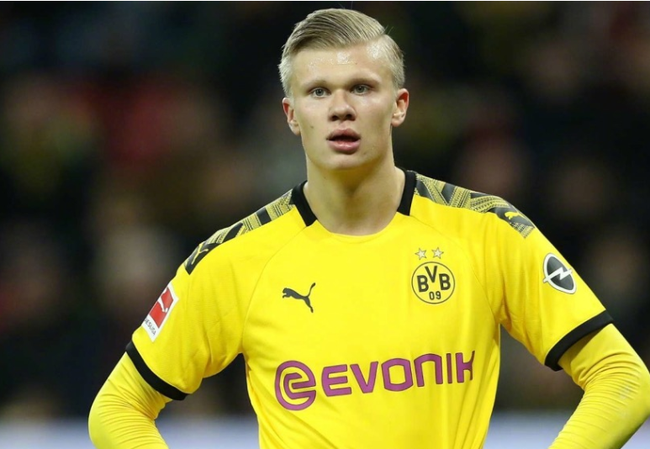 中超赛场争议判罚：VAR判罚引发讨论,（中超争议判罚再起：VAR介入引发热议）