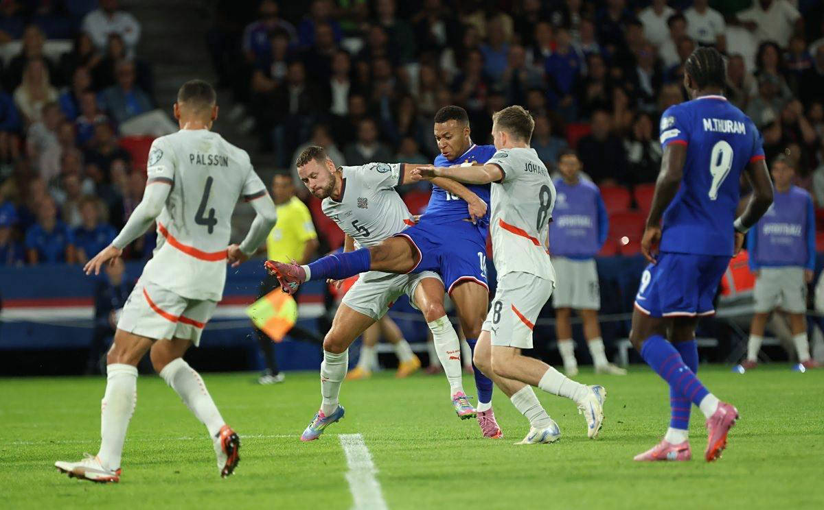 弗兰克：我不认为西蒙斯犯规是红牌，第二个失球也是重大误判（弗兰克直言西蒙斯犯规不应吃红，第二个失球亦为严重误判）