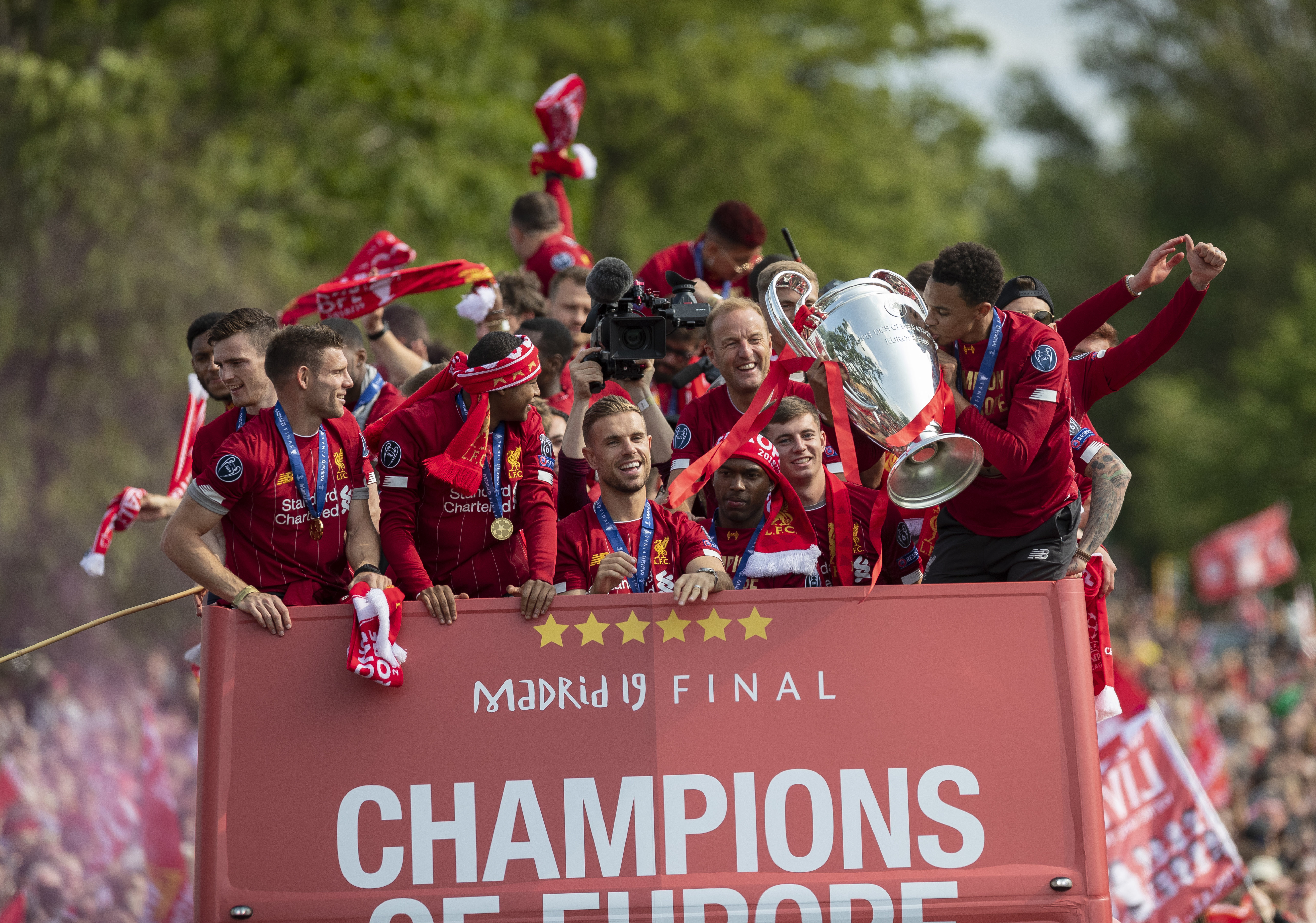 二象性，海港去年进96球刷中超纪录，今年丢44球刷冠军队纪录