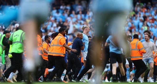 阿森纳客场2-1战胜阿斯顿维拉，维拉绝杀，阿森纳争冠形势艰难。