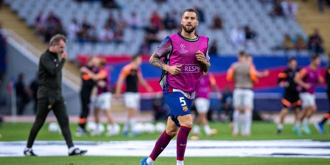 痛！女裁判扔球给希罗，不小心砸到了希罗的关键部位