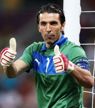 中超国内球员限薪500万元 俱乐部签“阴阳合同”将降级（中超国内球员年薪封顶500万，签“阴阳合同”的俱乐部将被降级）