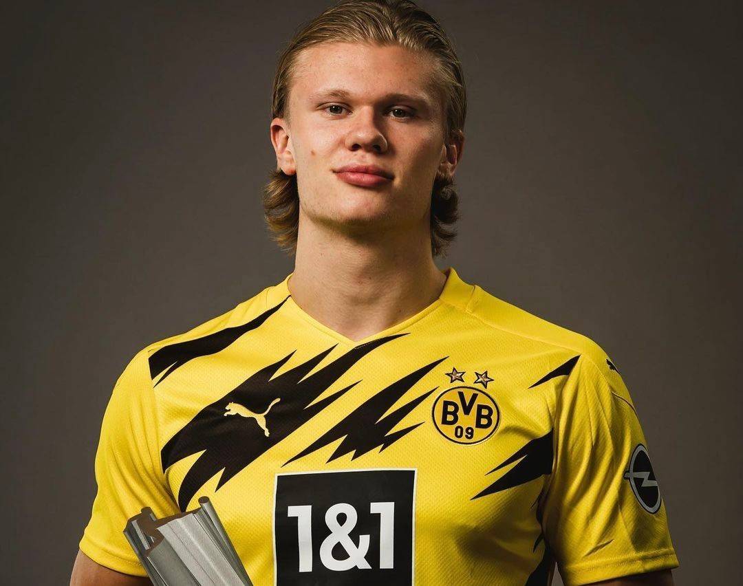 郎才女貌！英媒：库尔图瓦携妻子参加颁奖典礼，后者闪耀全场（英媒：库尔图瓦携妻亮相颁奖礼，太太光彩夺目）