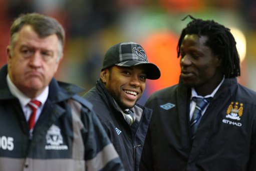 曼联在关键比赛中表现不佳，换人失误导致防守漏洞，边路优势被对手逆转，整体表现令球迷不满。