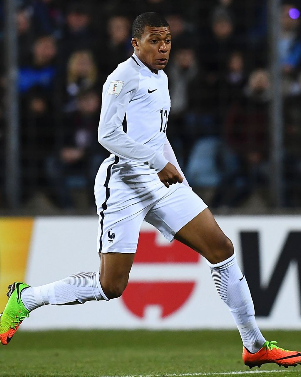 半场战报：西海岸1-0亚泰，陈柏良助攻里切利头球破僵